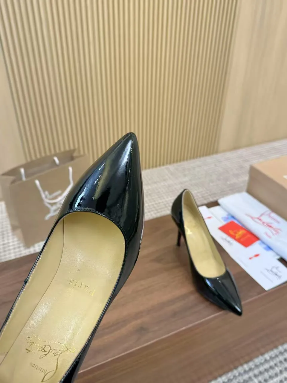 👟👟Ex-factory price 440👟👟 Genuine leather sole +40 Year-round shipment💝Christian Louboutin CL👠 Classic "💎Cow Patent Leather💎Series" noble and luxurious, real blingbling✨ Real materials, all customized by the pattern maker, and the materials are made of original customized materials, achieving the taste of the original 6 color options💍 Upper: imported 👉cow patent leather💪 lining: sheepskin foot pad/lining code number: 34-40.41.42 heel height: two options: 10.5cm and 8.5cm